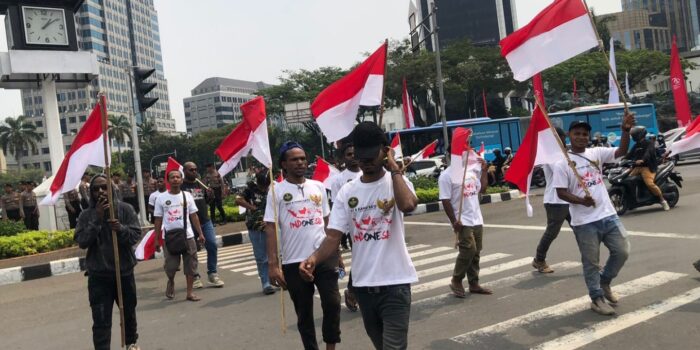 Momentum HUT RI, Mahasiswa Asal Papua Bagi-bagi Bendera Merah Putih di Kawasan Patung Kuda Jakpus