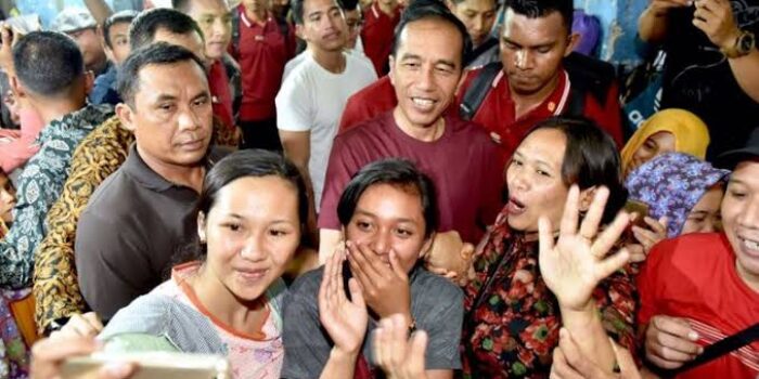 Masyarakat Puas atas Kinerja Jokowi Satu Dekade, Pakar : Kemiskinan Menurun, Ekonomi Tetap Stabil