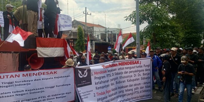 Minta Kasus Pungli PTSL Segera Diusut Tuntas, Warga Banjarkemantren Gelar Aksi di Kejari Sidoarjo