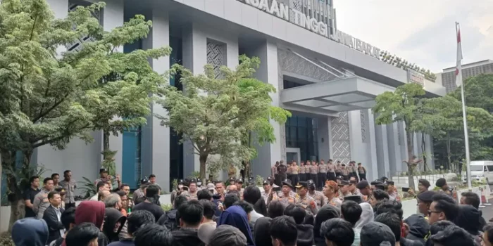 Keterlibatan di Kasus Korupsi Mencuat, Mahasiswa Geruduk Kejati Jabar Minta Kajati Segera Mundur