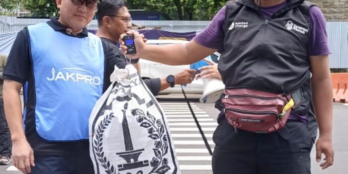 Jakpro Memiontec Air bersama #JakGreenSustainability Bersih-bersih Sampah di Peringatan HPSN 2025