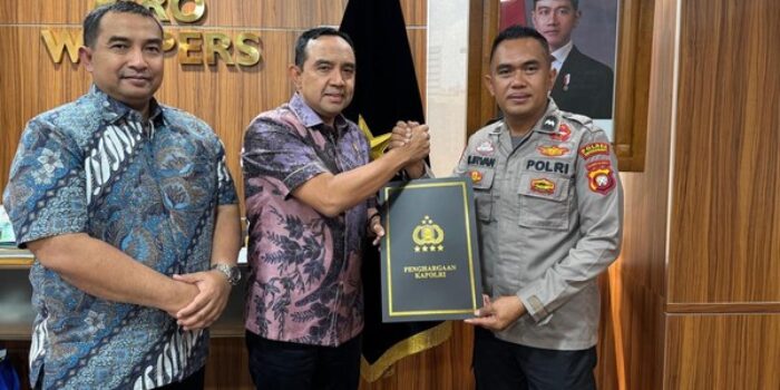 Tulus & Berdedikasi Merawat Lansia Terlantar, Kapolri Hadiahkan Tiket Sekolah untuk Aipda Irvan