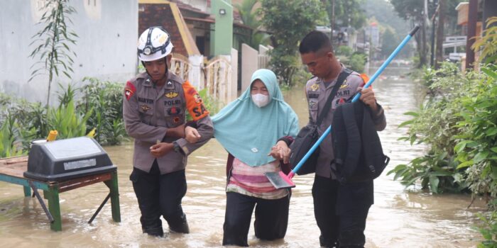 Ratusan Anggota Brimob Bergerak ke Titik Banjir Jabodetabek, Evakuasi Anak-Lansia