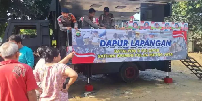 Beroperasi Sepanjang Hari, Dapur Lapangan Polri 24 Jam Penuh Jangkau Korban Banjir Pondok Gede Permai Bekasi