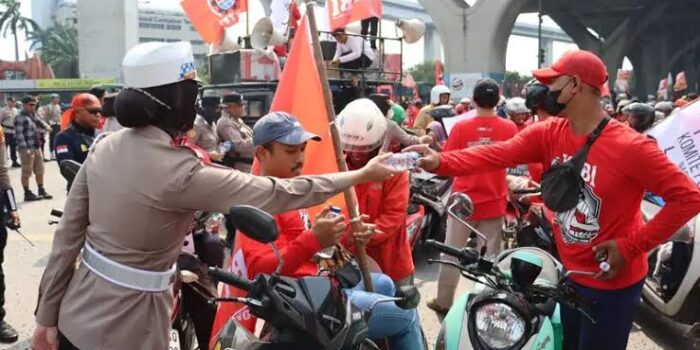 Aksi Humanis Polwan Polres Tanjung Priok Berikan Roti dan Air Mineral pada Massa Aksi Buruh