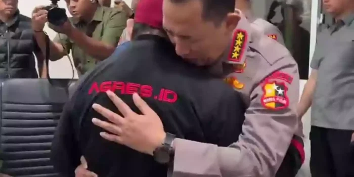 Kapolri Temui Ayah Driver Ojol yang Tewas, Pelukan Haru di RSCM