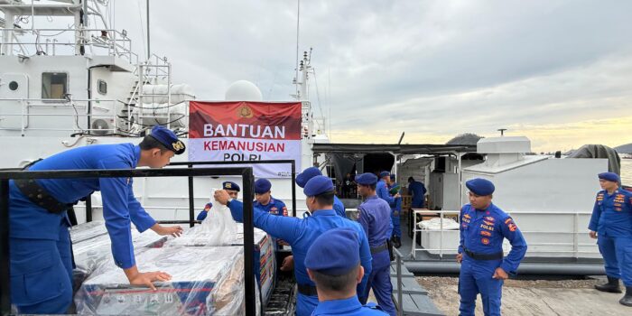 Polri Salurkan Bantuan Kemanusiaan ke NTT untuk Warga Terdampak Bencana