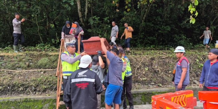 Medan Berat Tak Halangi Polres Padang Panjang Tembus Jalur Evakuasi Jenazah
