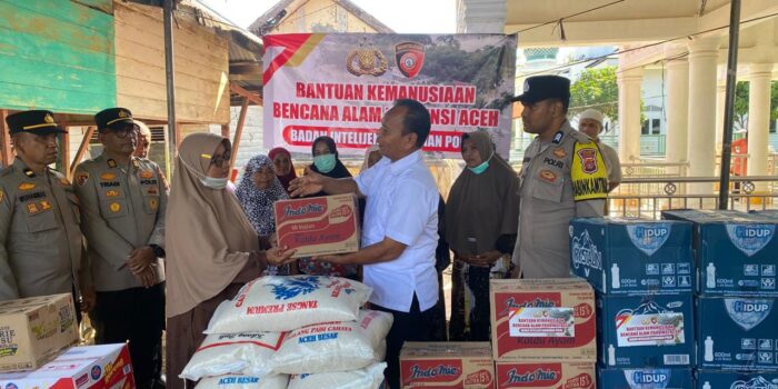 Baintelkam Polri Salurkan Beras, Mie Instan, dan Air Mineral ke Pidie