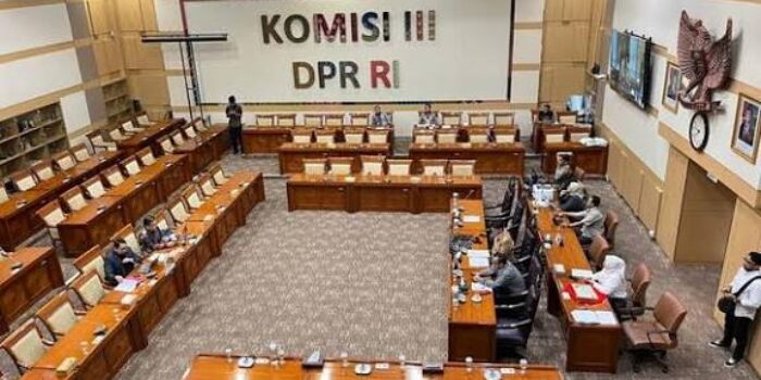 DPR Kukuhkan Kedudukan Polri di Bawah Presiden