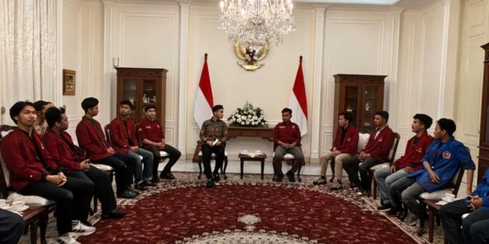 Momen Hangat di Istana Wapres: Usai Sampaikan Kritik, Mahasiswa Salat Bersama Gibran