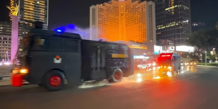 Brimob Semprot Jalanan Ibu Kota, Antisipasi Abu Vulkanik Gunung Anak Krakatau